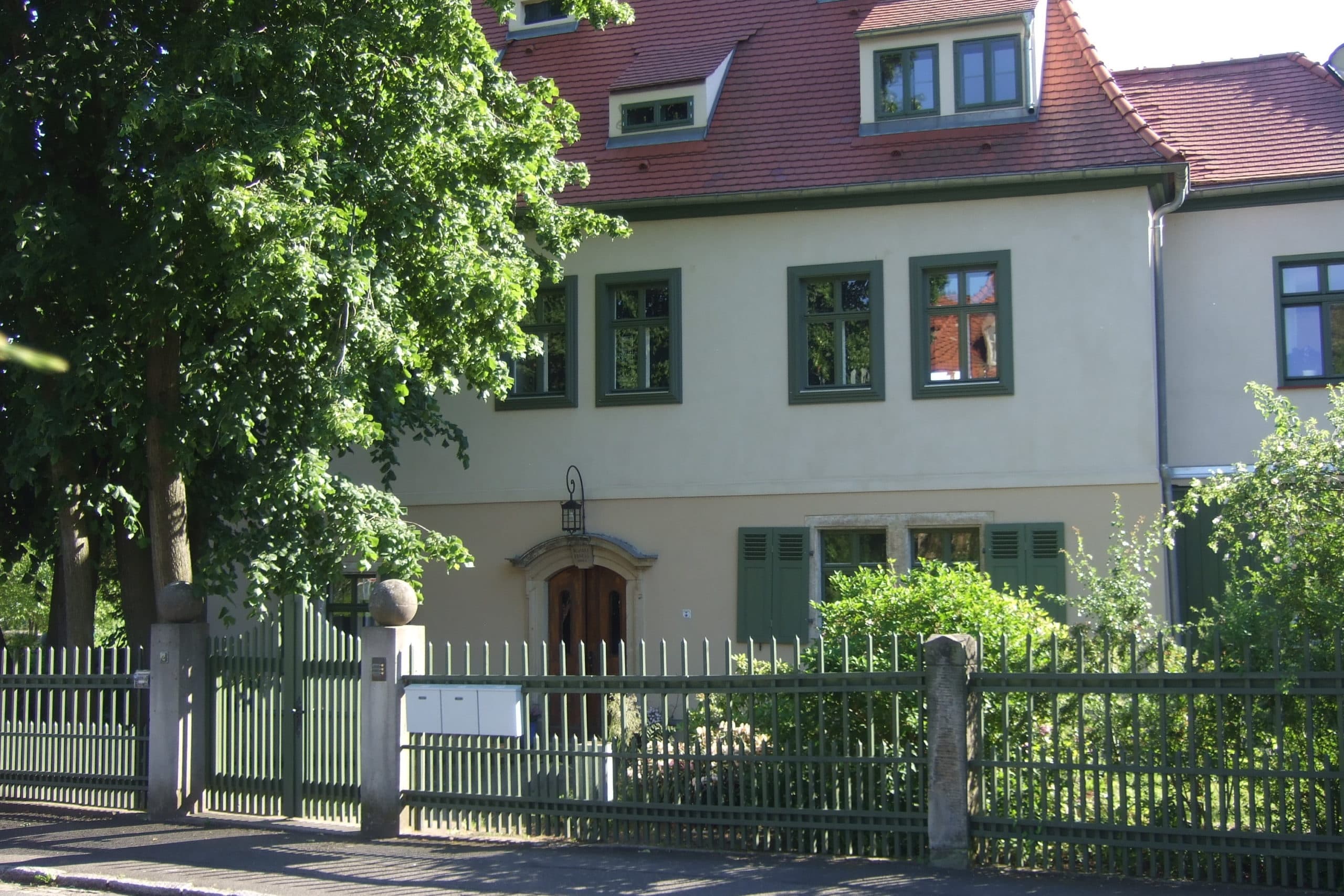 Das Kyauhaus hinter der alten Kyau-Linde
