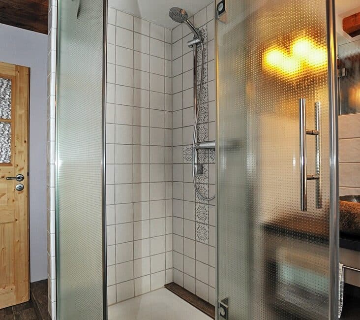 Badezimmer mit Dusche