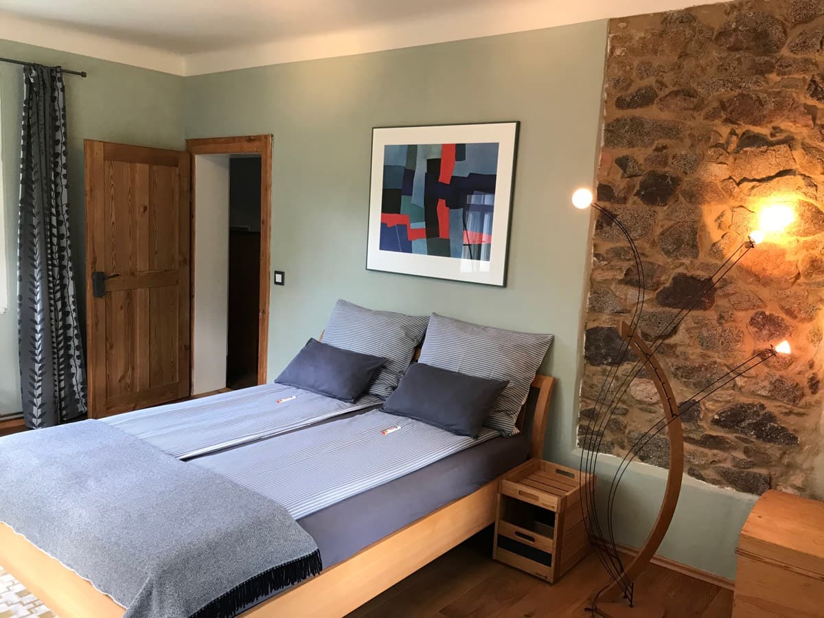 Schlafzimmer der Gästewohnung im Kyauhaus