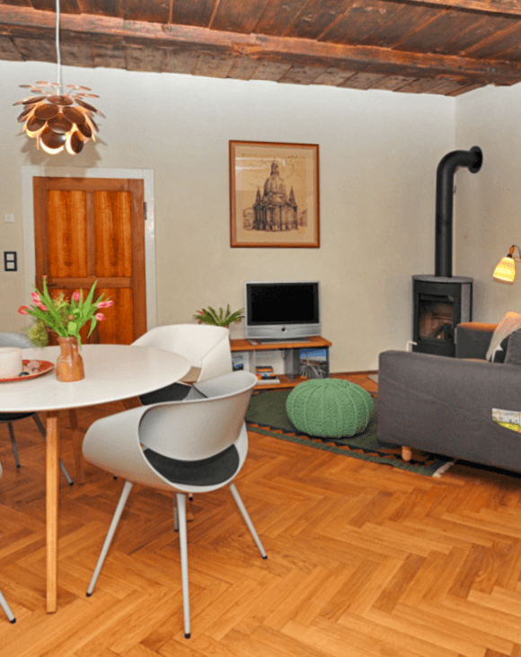 Wohnzimmer mit Couch und Kamin