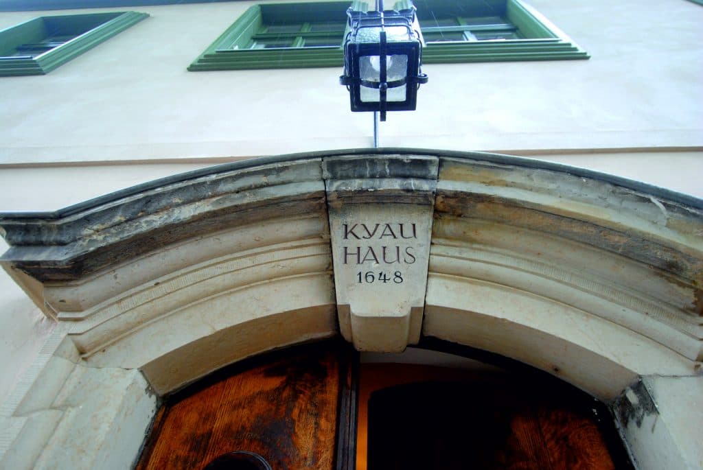 Eingangsportal des Kyauhauses mit historischer Laterne