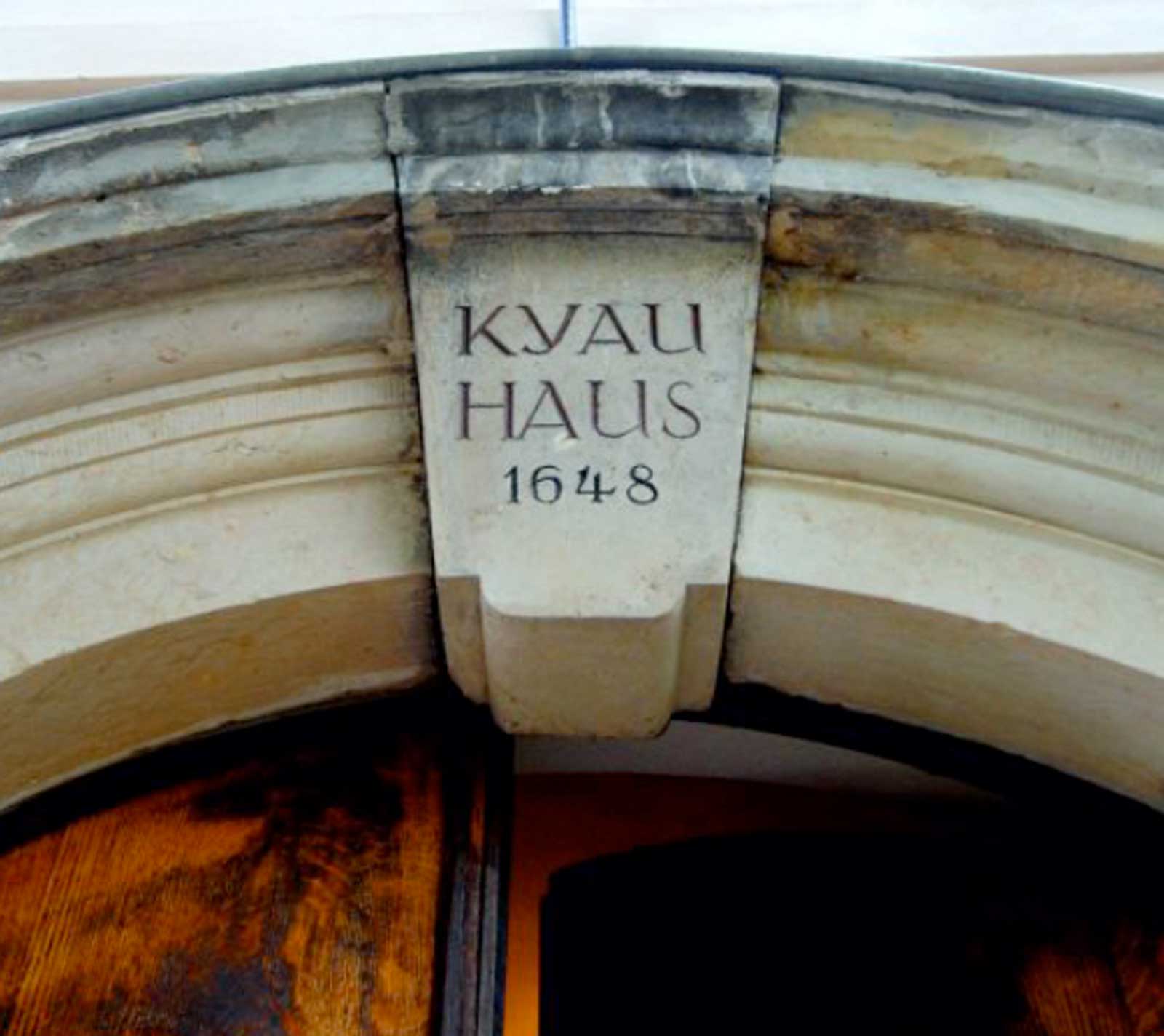 Schlussstein über der Eingangstür: KYAU HAUS 1648